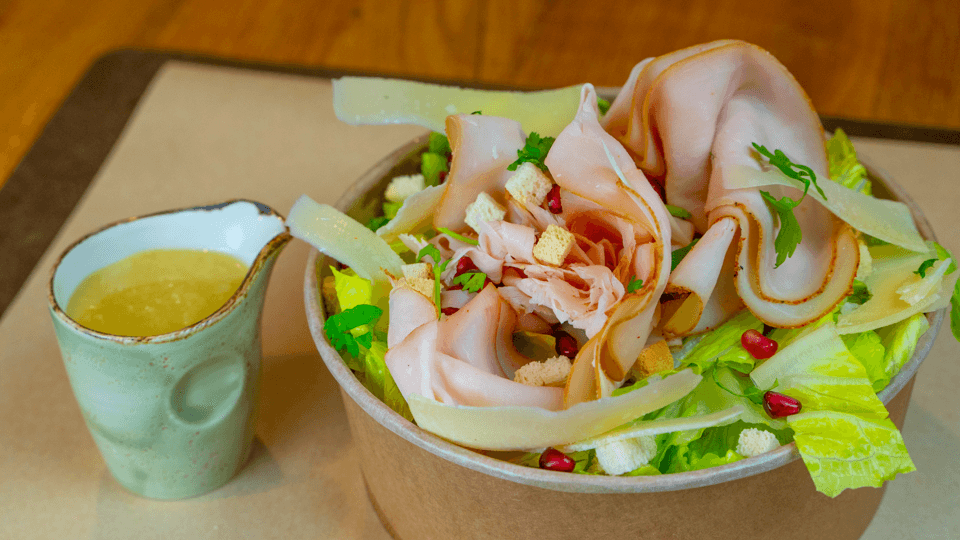 Ceasers Salat mit frisch gesmokter Pute